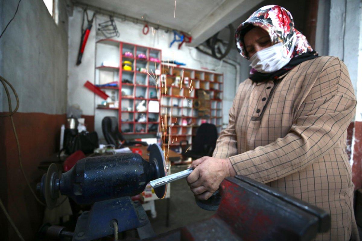 Düzce'de bisiklet tamiri yapan 'Emine usta'