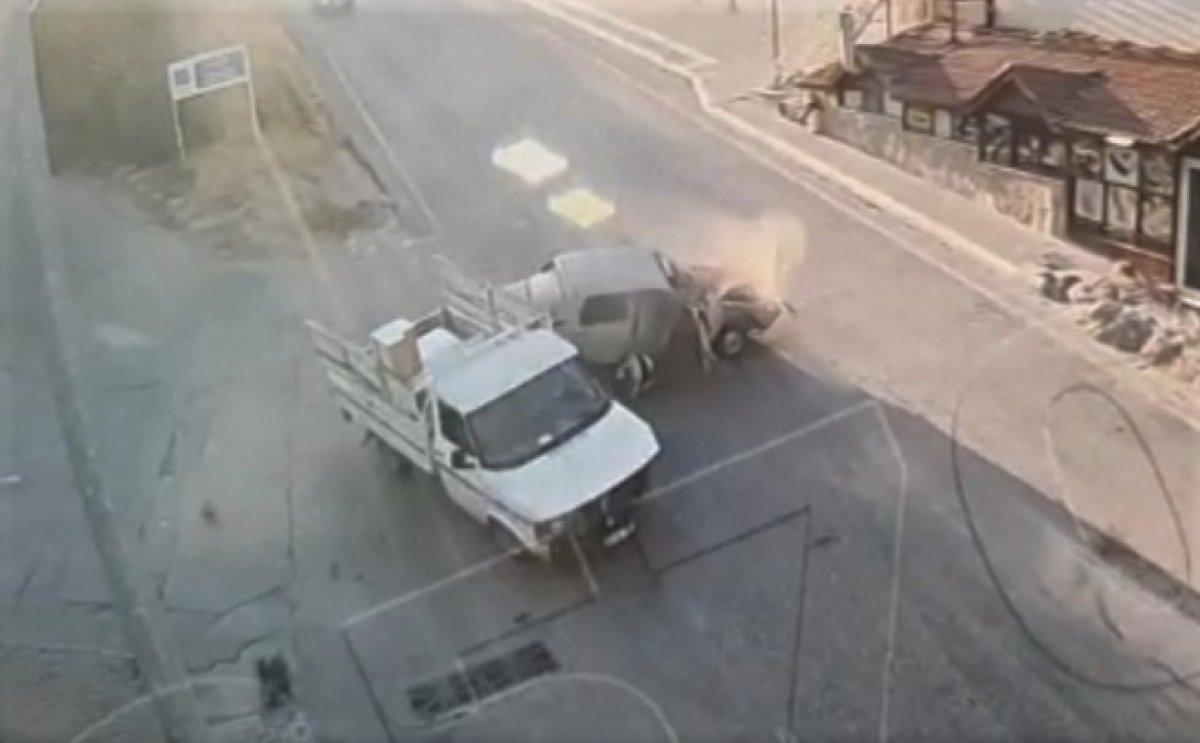 Amasya'da kaza yapan sürücü ve arkadaşı yola fırladı