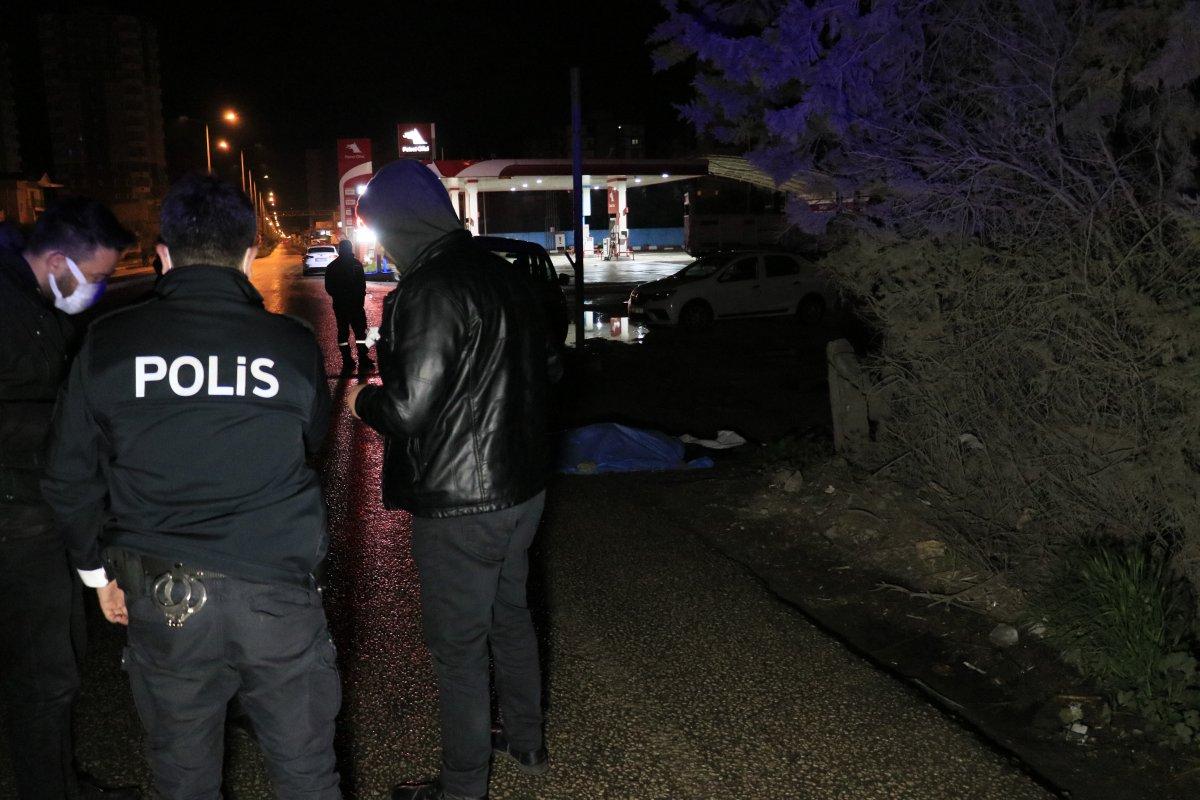 Adana’da yol kenarında ceset bulundu