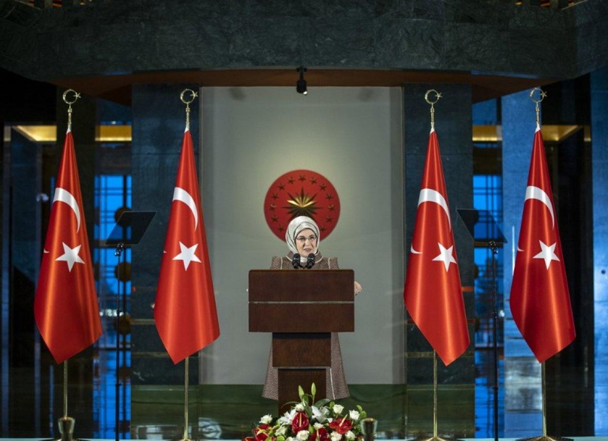 Cumhurbaşkanı Erdoğan ve eşi Emine Erdoğan kadınlarla bir araya geldi