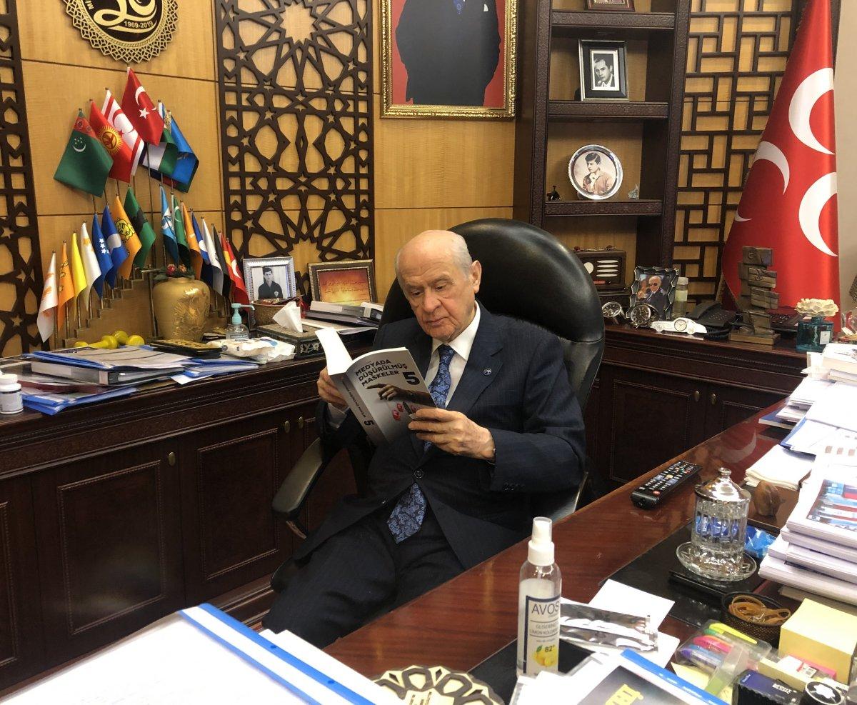 Devlet Bahçeli'nin çalışma odasında dikkat çeken ayrıntılar