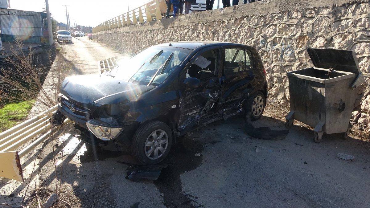 Karabük'te iki otomobil çarpıştı: 2 yaralı