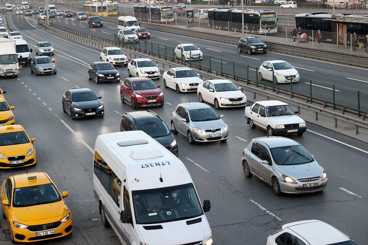 İstanbul'da kısıtlamanın bitmesiyle trafik yoğunluğu başladı