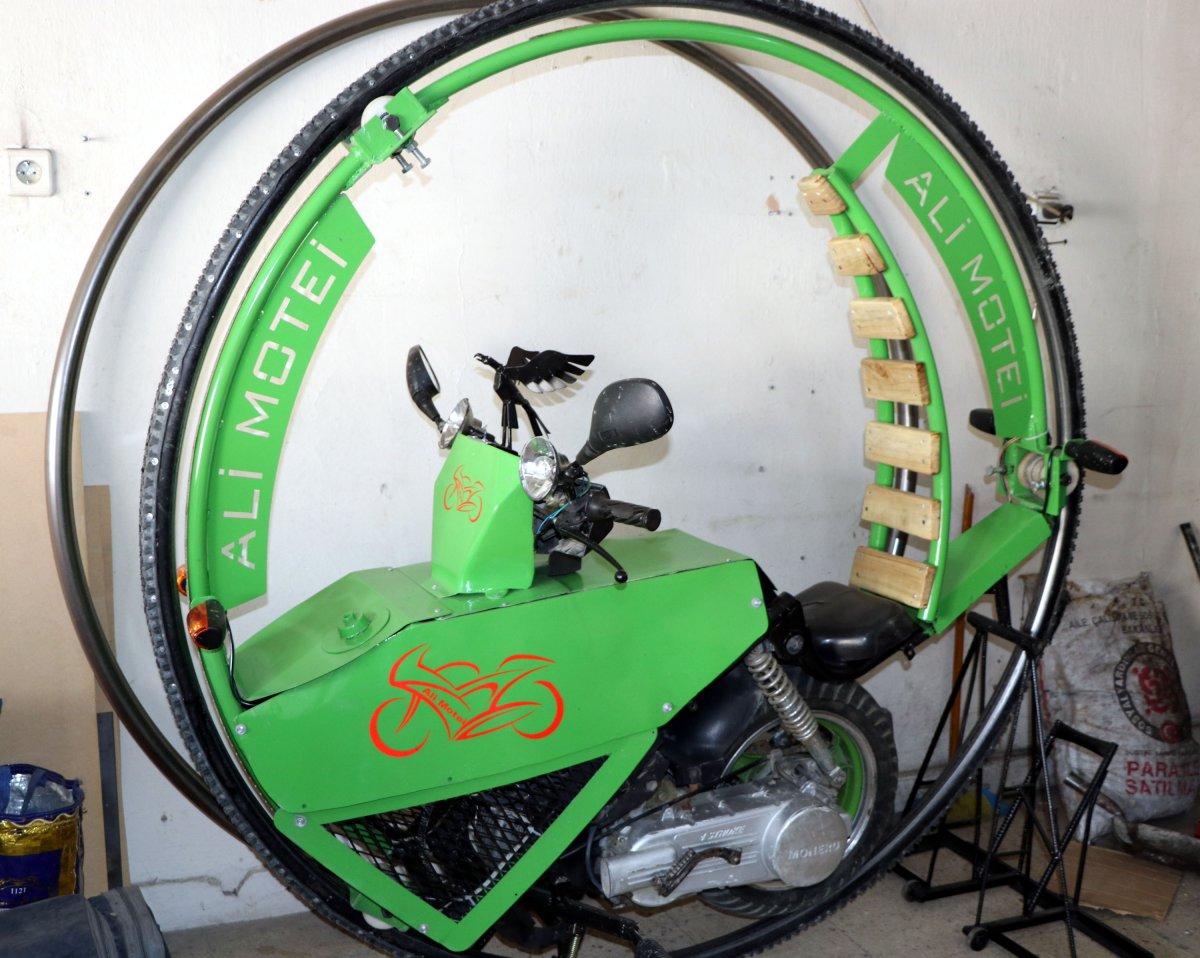 İranlı heykeltıraş tek tekerli motosiklet yaptı