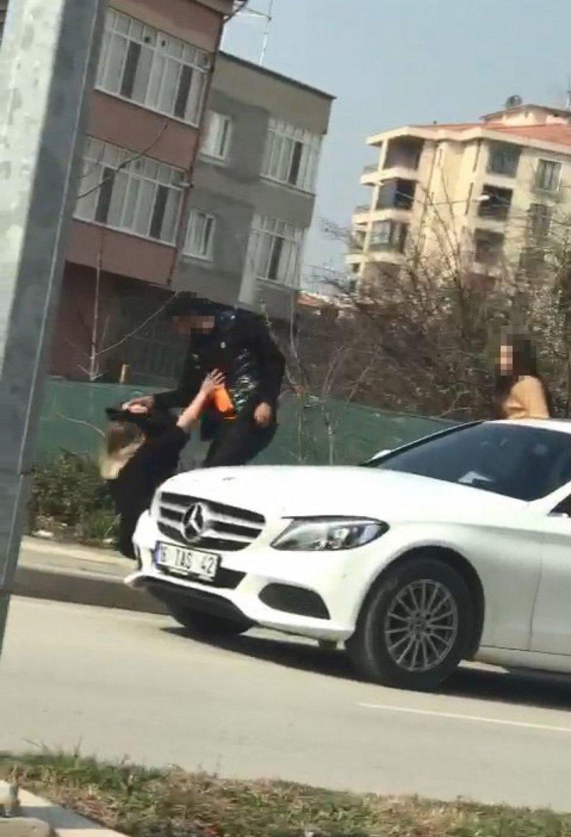 Bursa'da sevgilisini sokak ortasında döven şahıs serbest bırakıldı