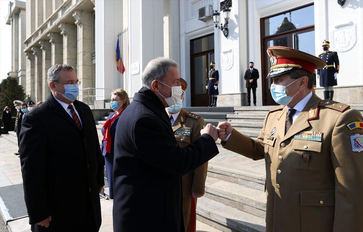 Hulusi Akar, Romanya’da mevkidaşı ile görüştü