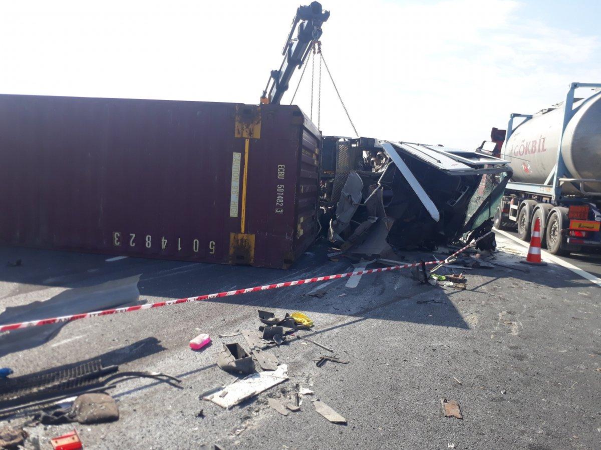 Arnavutköy'de devrilen tırın şoförü yaralandı