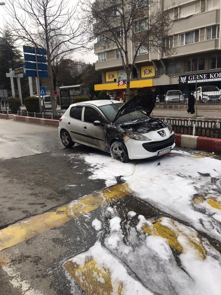 Afyonkarahisar’da aracı yanan sürücü canını zor kurtardı