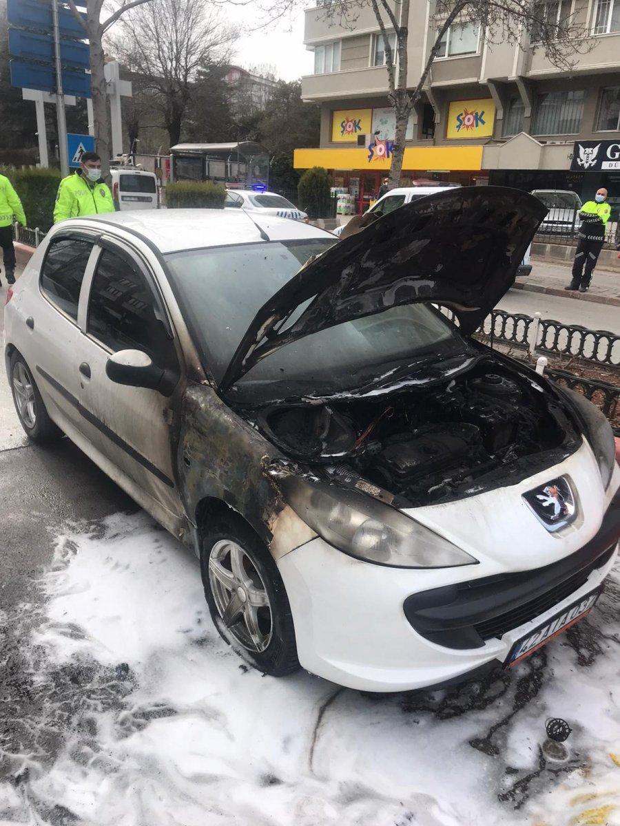 Afyonkarahisar’da aracı yanan sürücü canını zor kurtardı