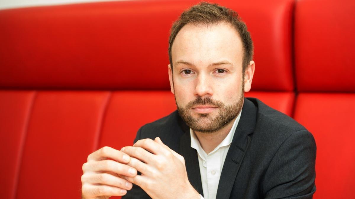 Almanya’da maskeden yüz binlerce euro kazanan iki vekil istifa etti