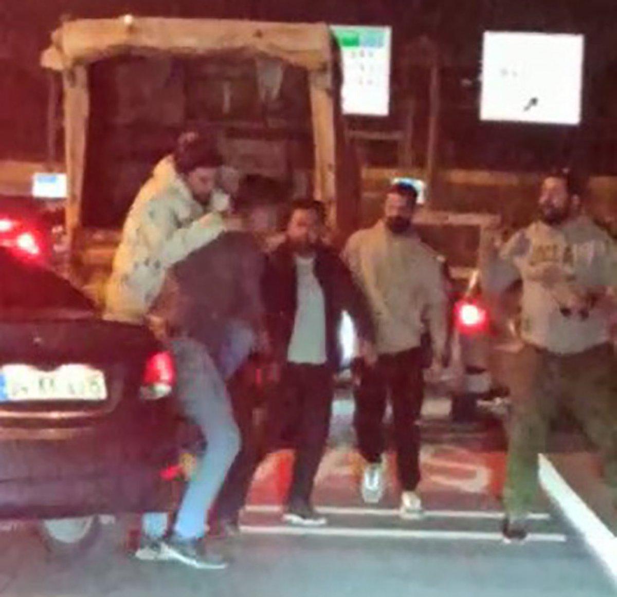 İstanbul'da trafiği tehlikeye düşüren kamyonet sürücüsüne dayak