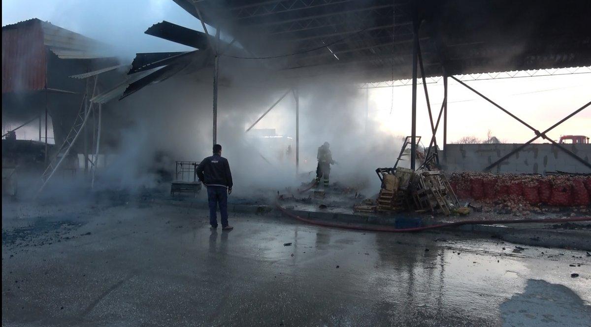 Düzce’de sebze halinde yangın: 1 ton soğan yandı