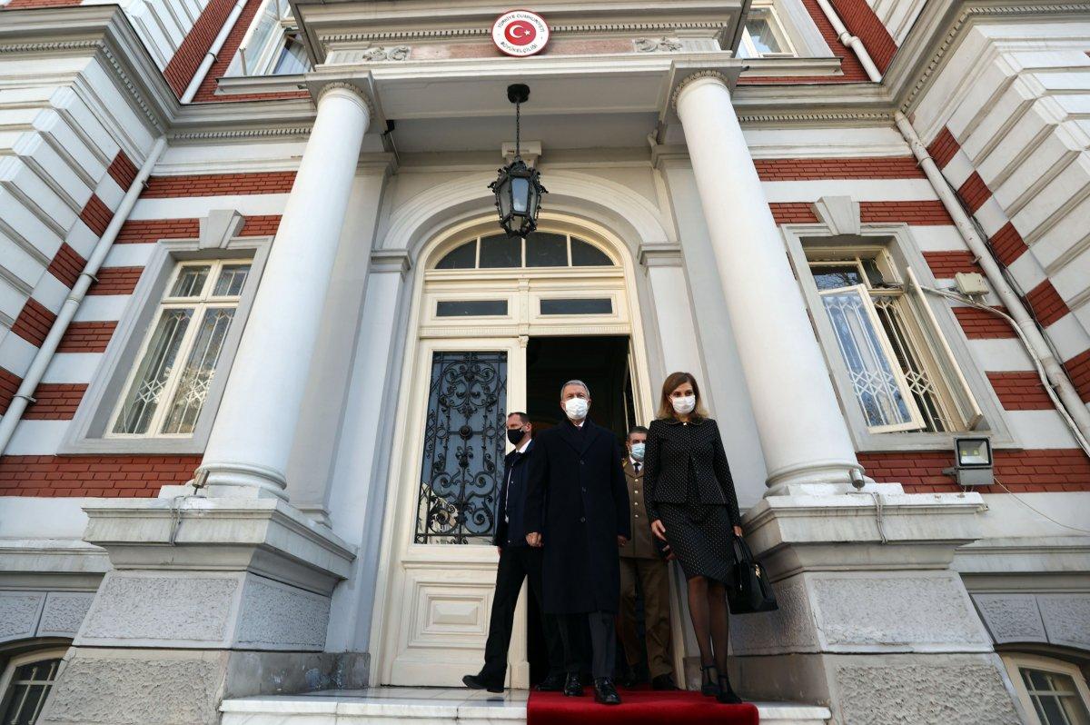 Milli Savunma Bakanı Akar Türkiye'nin Bükreş Büyükelçiliğini ziyaret etti