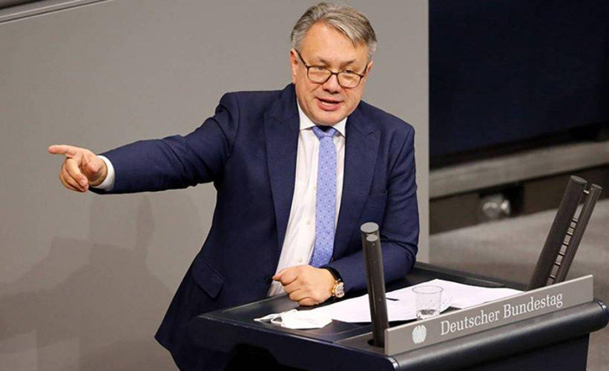 Almanya’da maskeden yüz binlerce euro kazanan iki vekil istifa etti