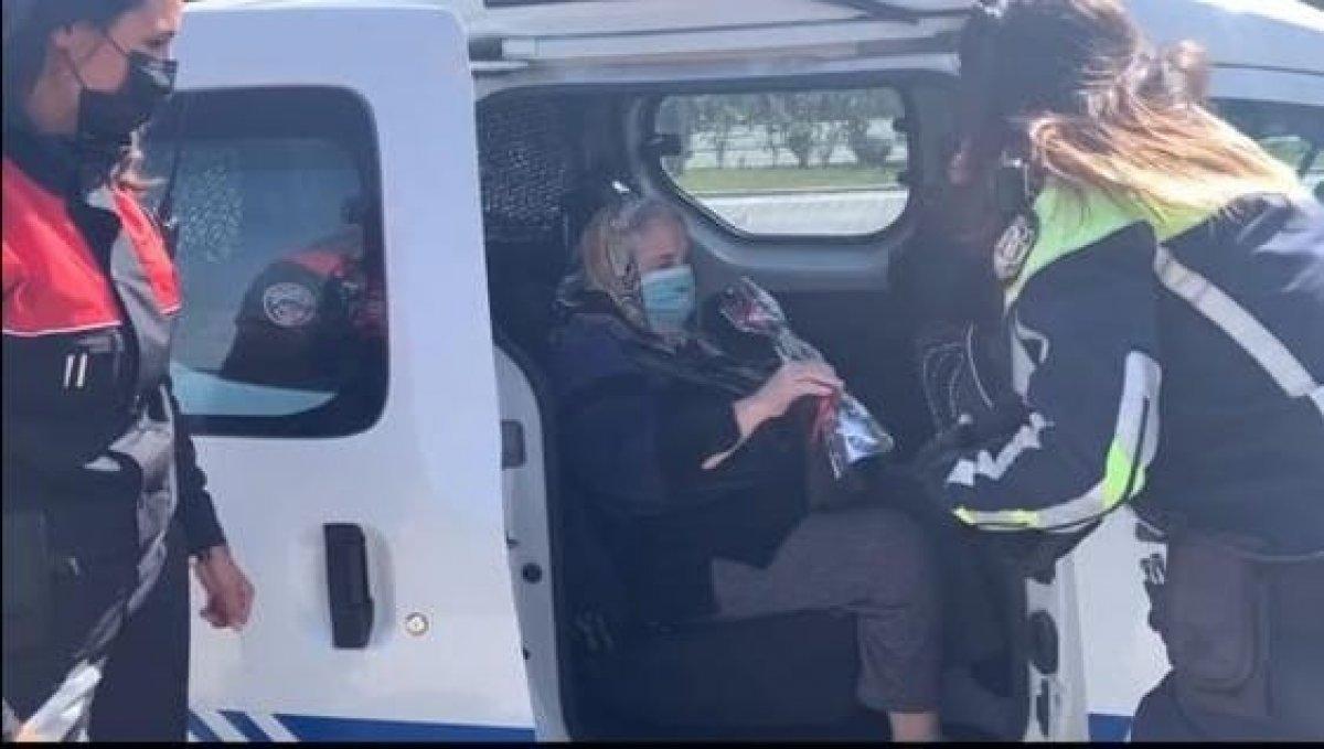 Marmaris'te yaşlı çifti aşıya polisler götürdü