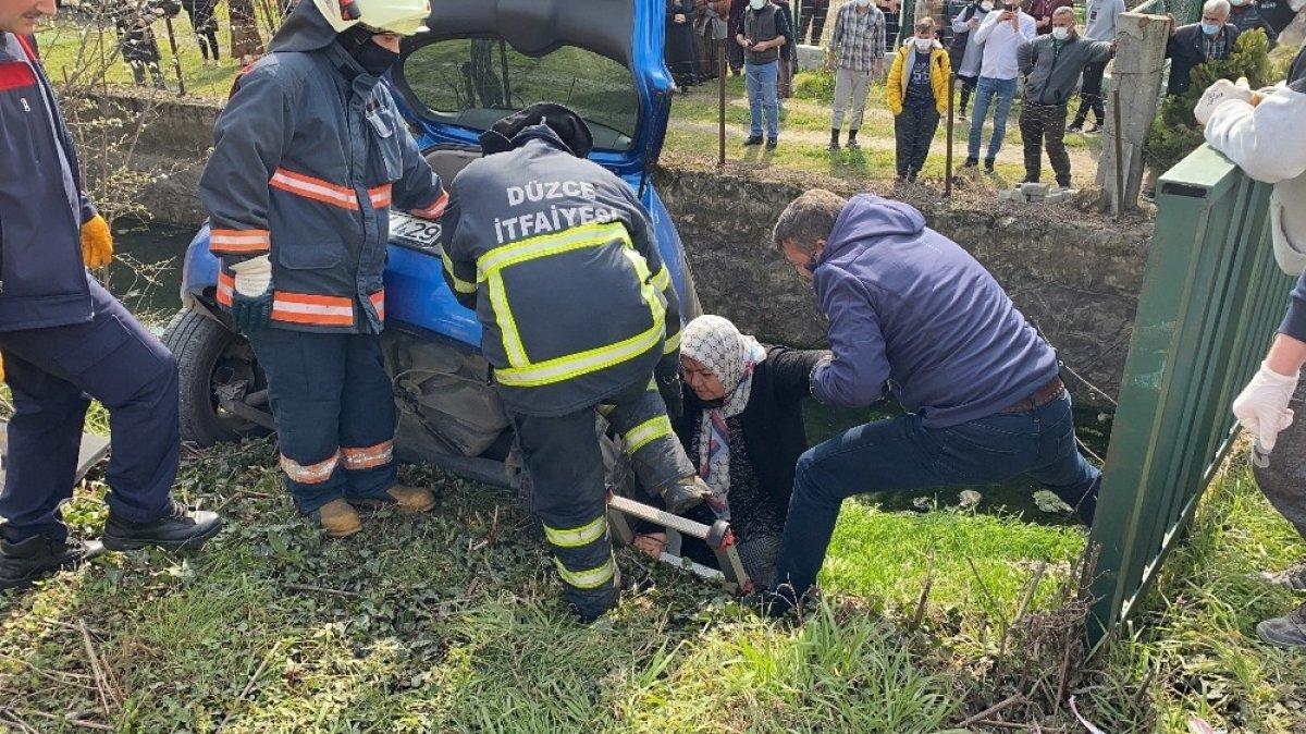 Düzce'de dereye düşen otomobildeki anne-kız yaralandı
