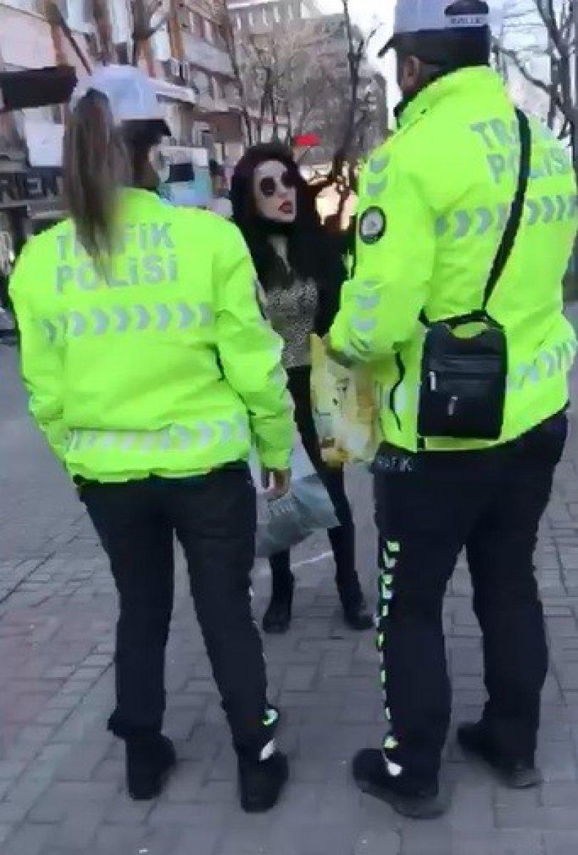 Bursa'da polisle genç kadın arasında maske tartışması