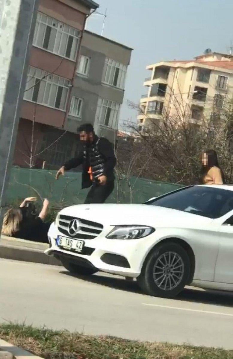 Bursa'da sevgilisini sokak ortasında döven şahıs serbest bırakıldı