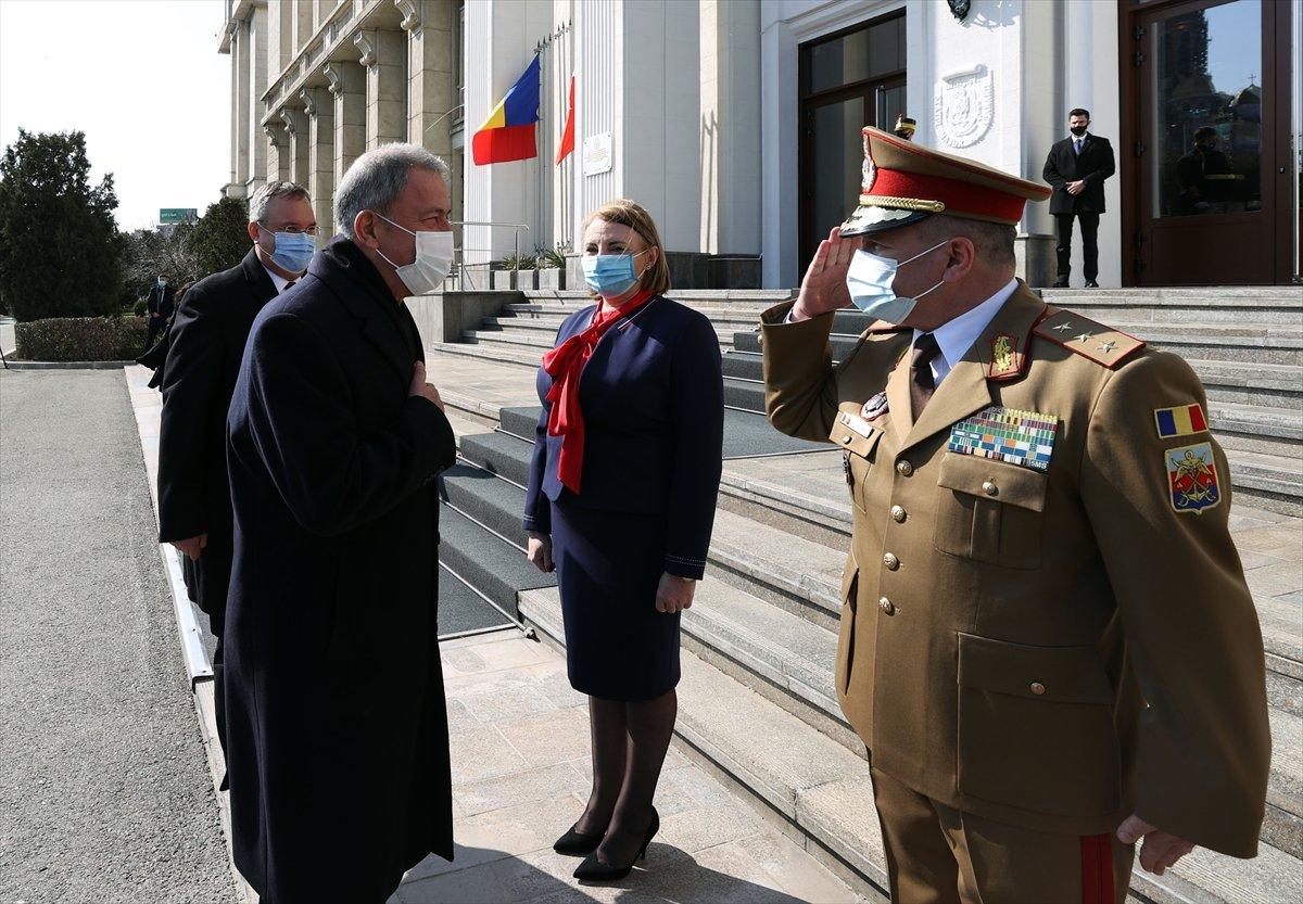 Hulusi Akar, Romanya’da mevkidaşı ile görüştü