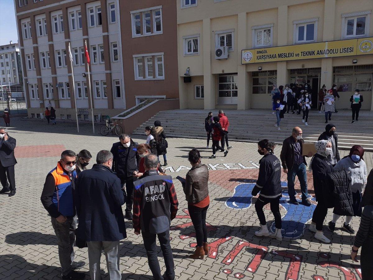 Bingöl'de öğrenciler deprem tatbikatı yaparlarken gerçek depreme yakalandı