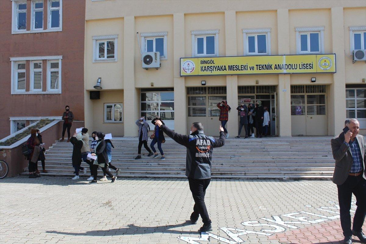 Bingöl'de öğrenciler deprem tatbikatı yaparlarken gerçek depreme yakalandı