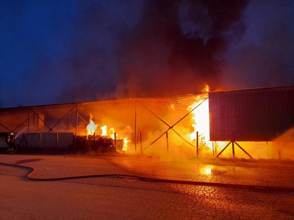 Düzce’de sebze halinde yangın: 1 ton soğan yandı