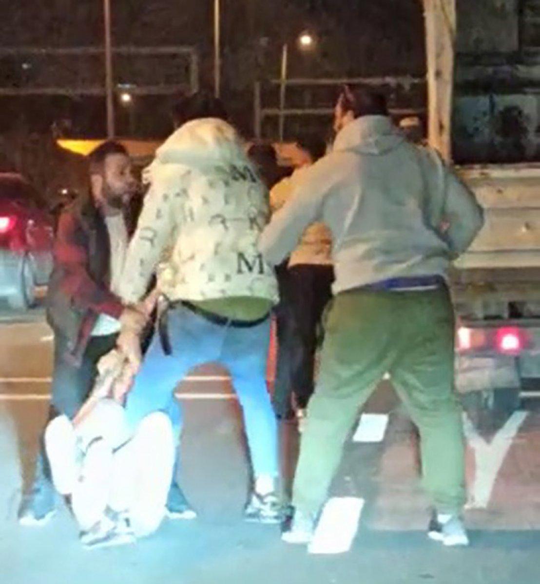 İstanbul'da trafiği tehlikeye düşüren kamyonet sürücüsüne dayak