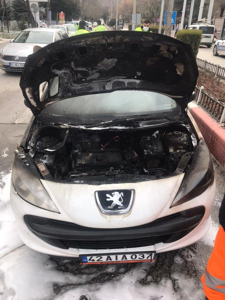 Afyonkarahisar’da aracı yanan sürücü canını zor kurtardı