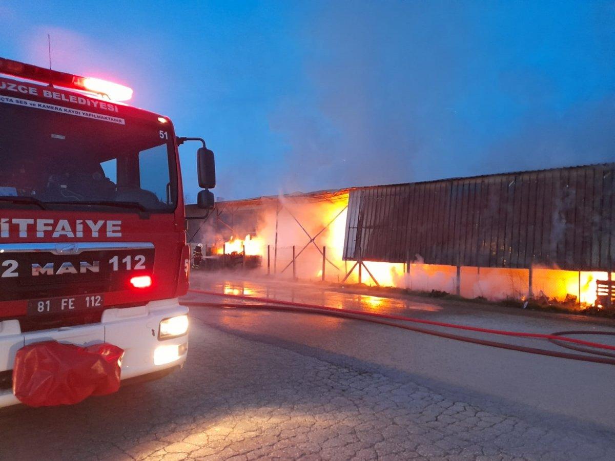 Düzce’de sebze halinde yangın: 1 ton soğan yandı