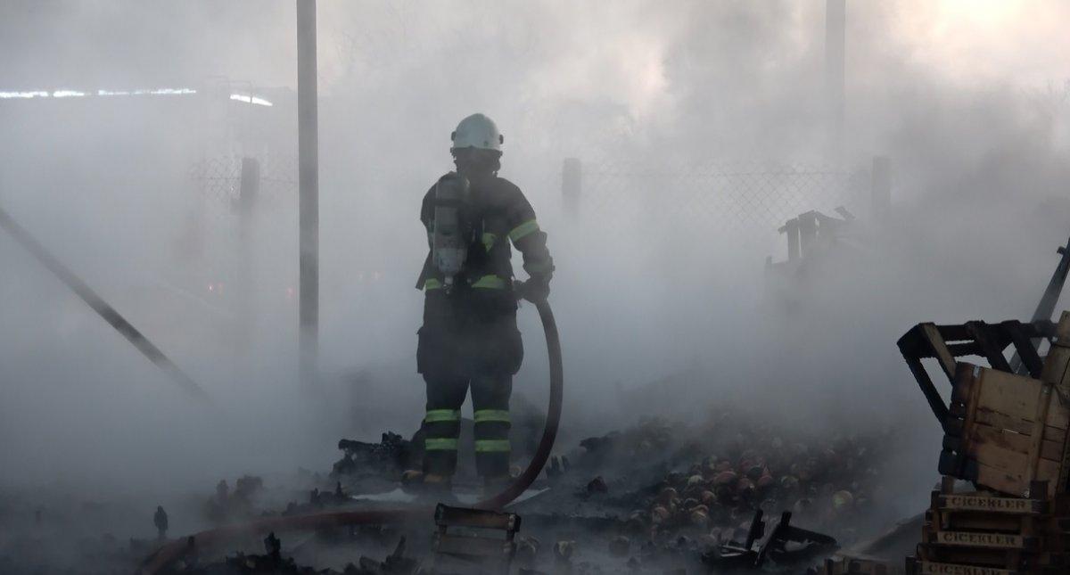 Düzce’de sebze halinde yangın: 1 ton soğan yandı