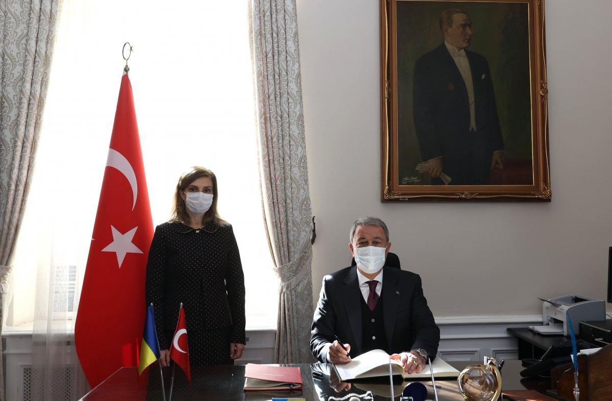Milli Savunma Bakanı Akar Türkiye'nin Bükreş Büyükelçiliğini ziyaret etti