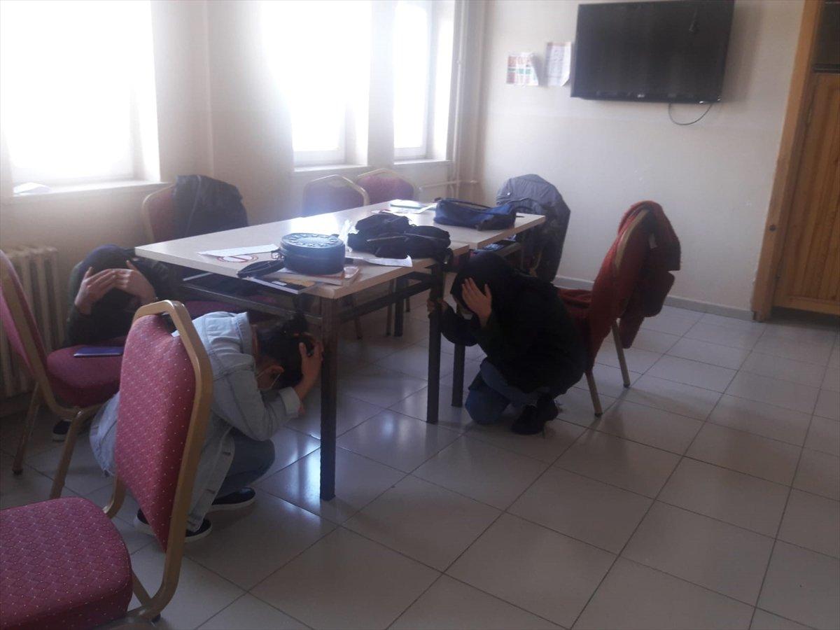 Bingöl'de öğrenciler deprem tatbikatı yaparlarken gerçek depreme yakalandı