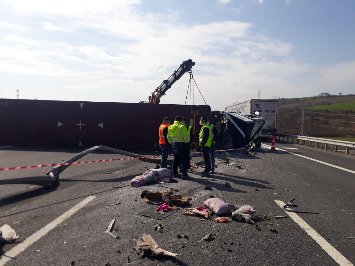 Arnavutköy'de devrilen tırın şoförü yaralandı