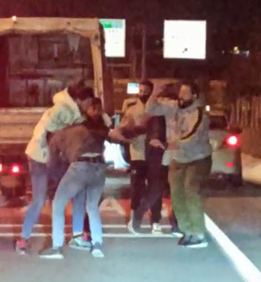 İstanbul'da trafiği tehlikeye düşüren kamyonet sürücüsüne dayak