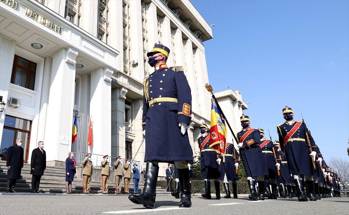 Hulusi Akar, Romanya’da mevkidaşı ile görüştü