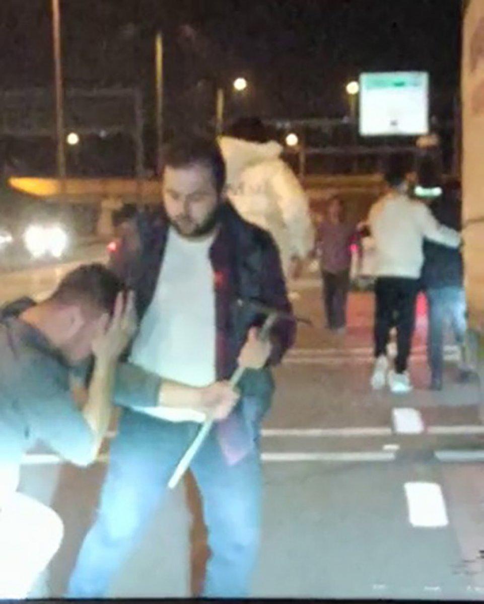 İstanbul'da trafiği tehlikeye düşüren kamyonet sürücüsüne dayak