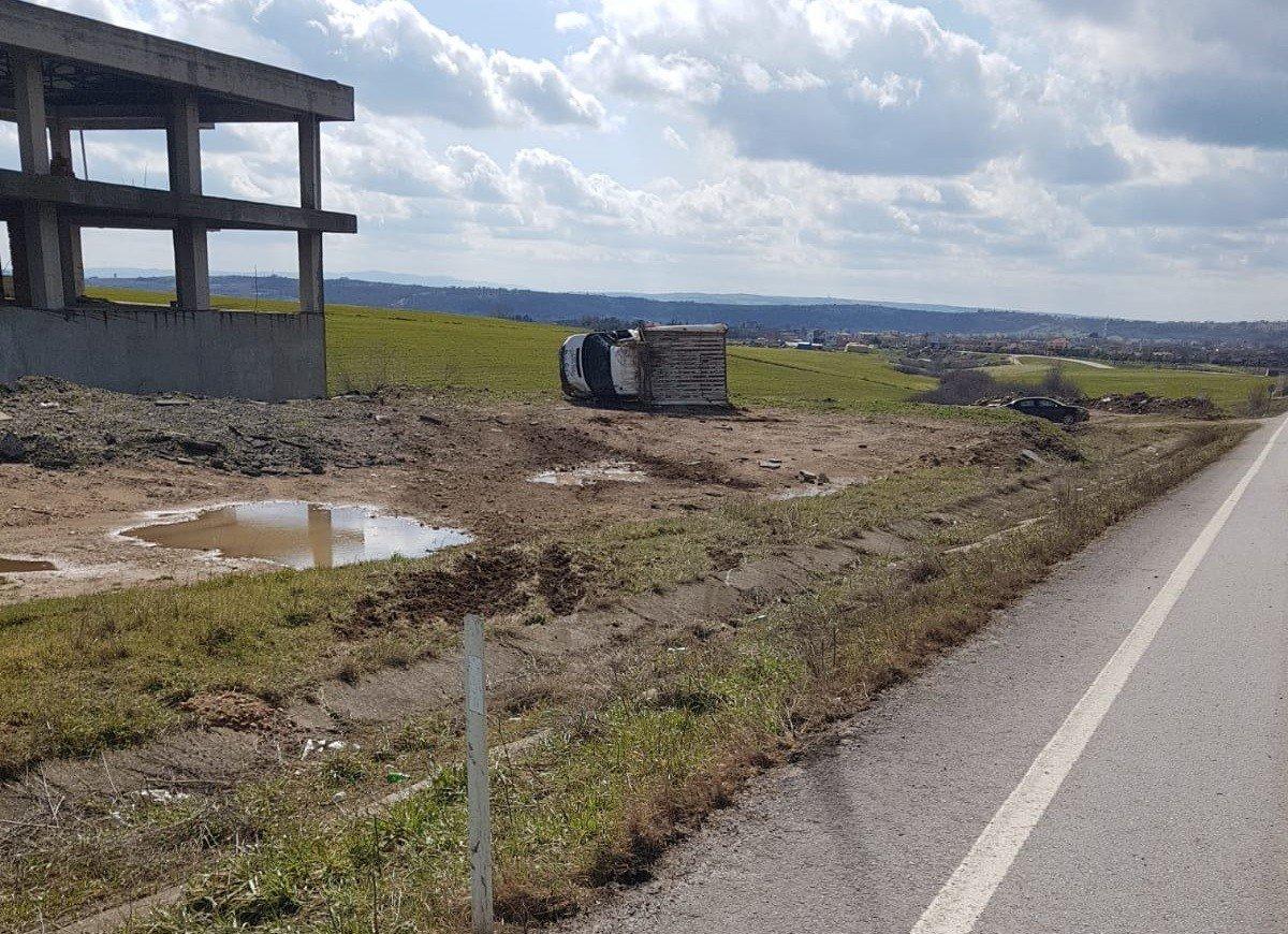 Tekirdağ'da kamyonet takla attı