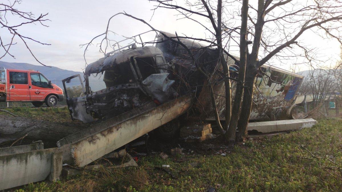 Bursa’da kamyon alev alev yandı, sürücü son anda kurtarıldı