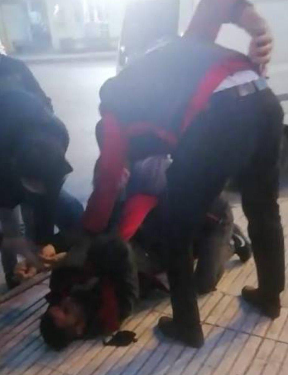 Çorum'da markete giren hırsızın yakalanma anı