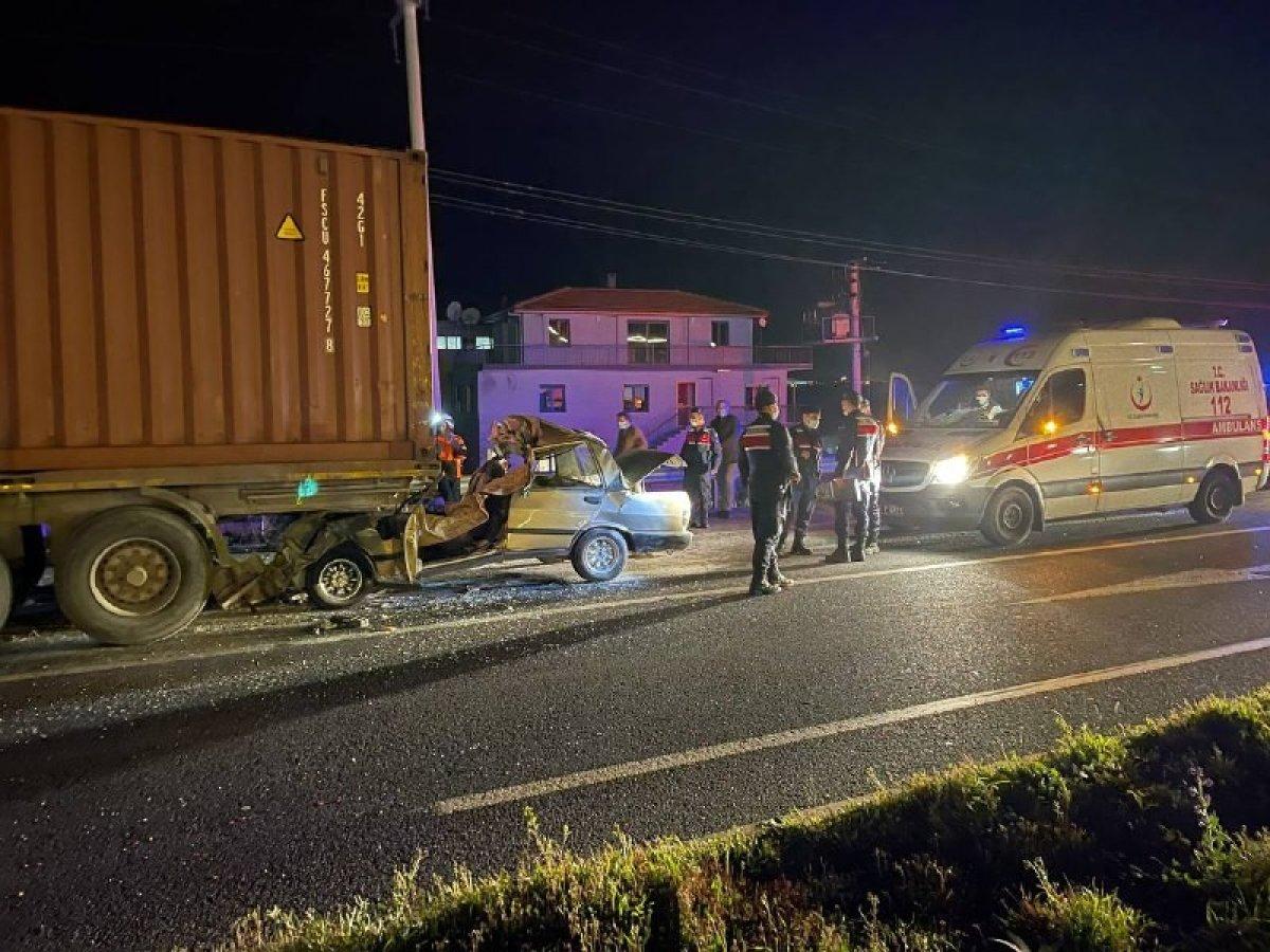 İzmir'de otomobil tıra çarptı: 1 ölü