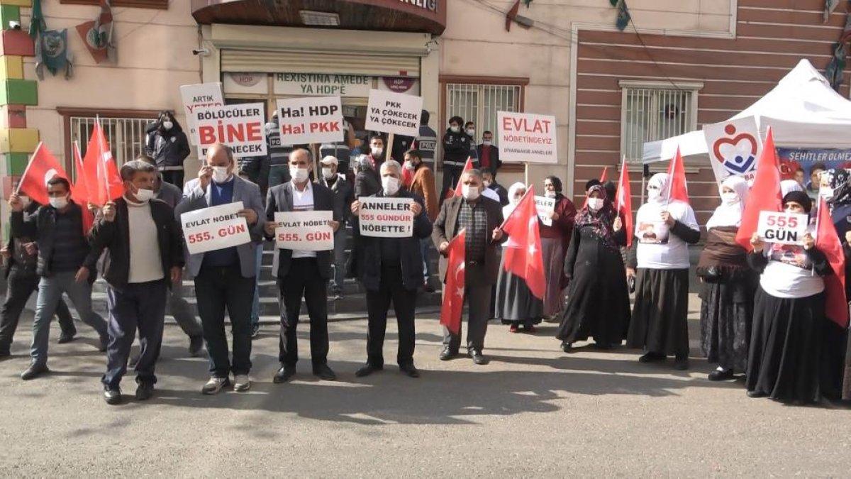Diyarbakır'da evlat nöbeti tutan ailelerden teröre lanet yürüyüşü