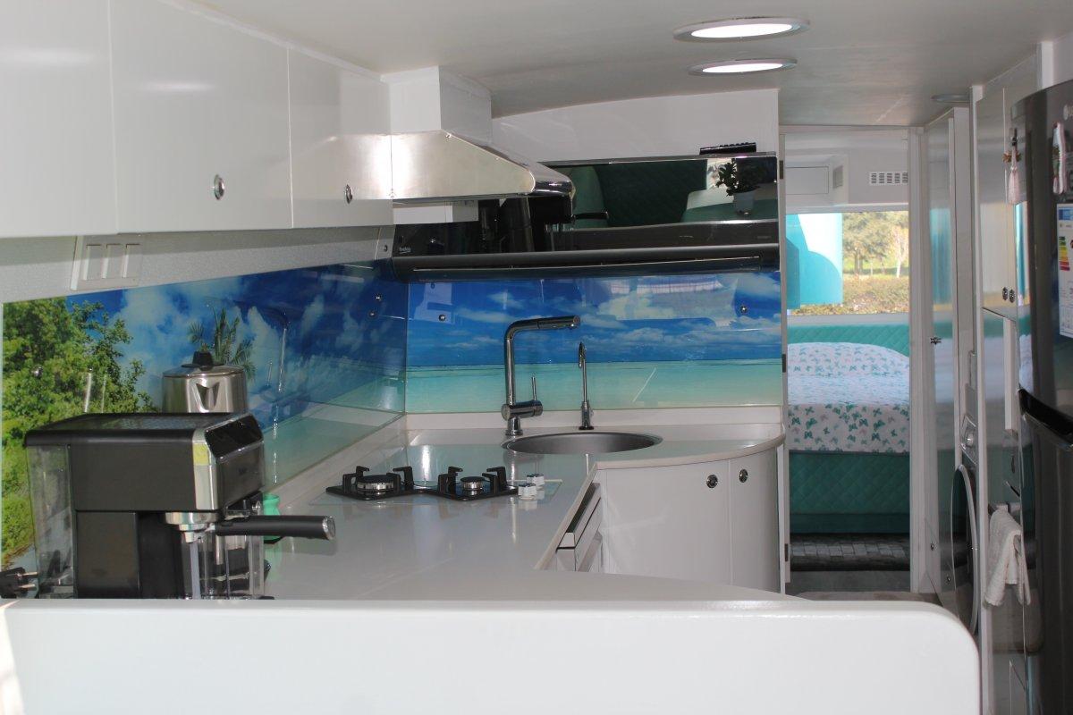 İzmir'de bir kadın, otobüs karavan tasarladı