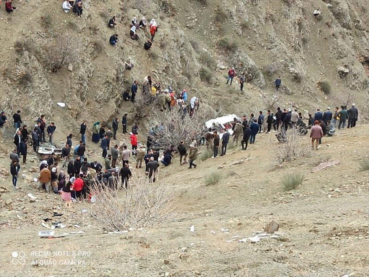 Batman'da öğrenci servisi uçuruma yuvarlandı: 2 ölü, 27 yaralı