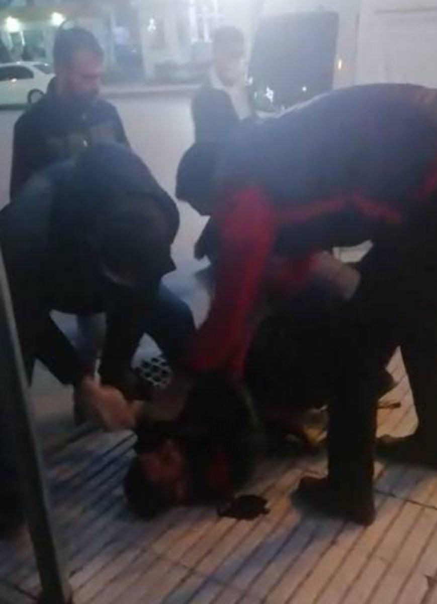 Çorum'da markete giren hırsızın yakalanma anı