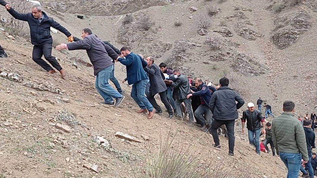 Batman'da öğrenci servisi uçuruma yuvarlandı: 2 ölü, 27 yaralı