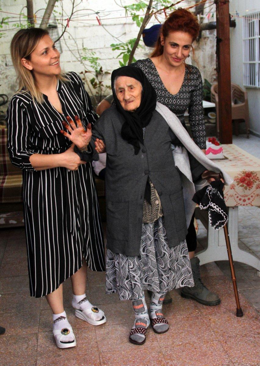 Adana’da 105 yaşındaki kadın 71 yaşındaki kızı ile aşı oldu