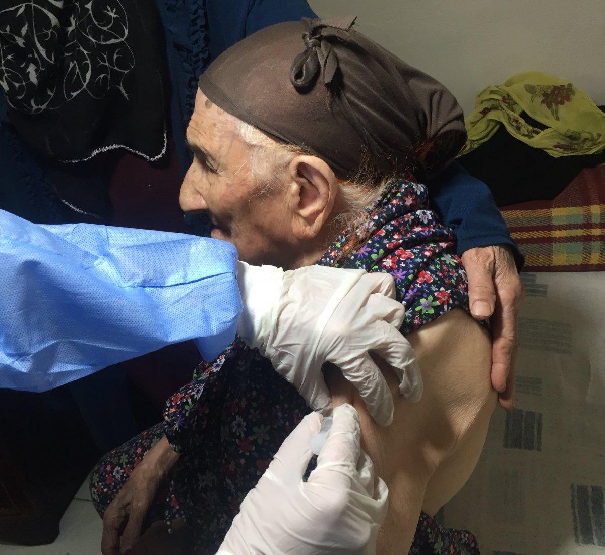 Adana’da 105 yaşındaki kadın 71 yaşındaki kızı ile aşı oldu