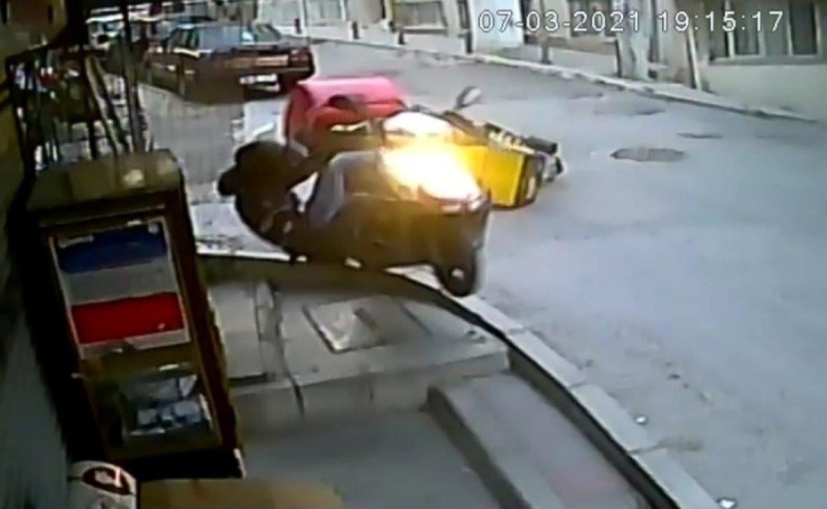 İzmir'de kuryelerin kazası kamerada