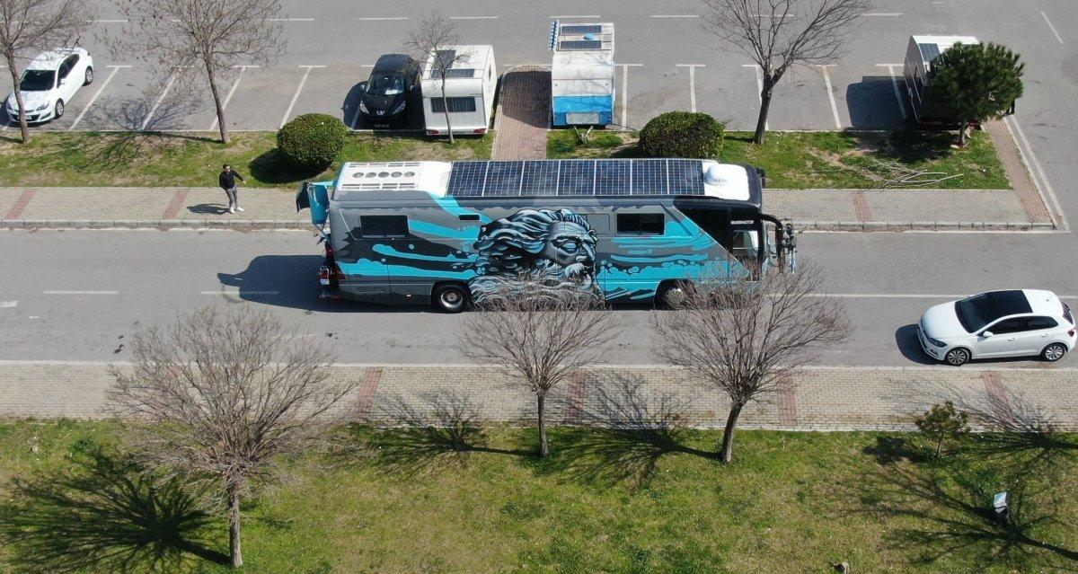 İzmir'de bir kadın, otobüs karavan tasarladı