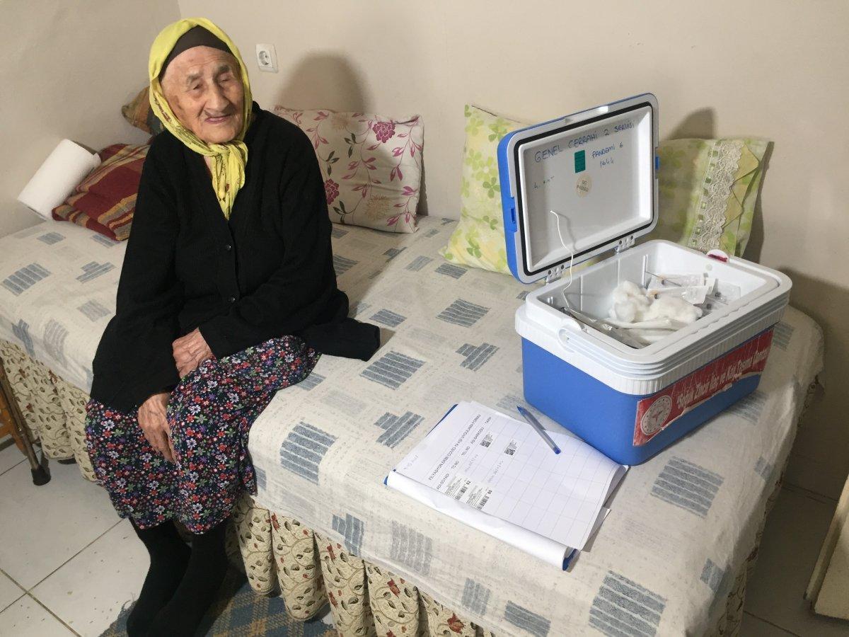 Adana’da 105 yaşındaki kadın 71 yaşındaki kızı ile aşı oldu